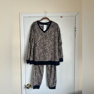 Aria Women's Cozy Leopard V Neck Pullover and Jogger Sleepwear Set Size Medium